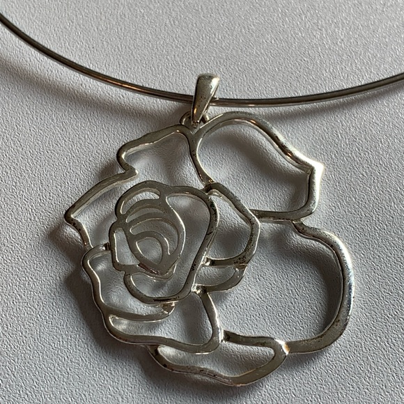 Jewelry - Elegant Silver Rose Pendant Necklace